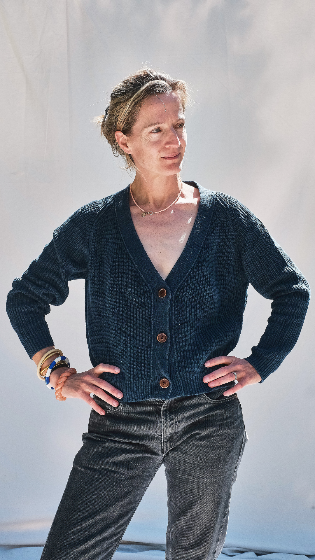 Référence n° 279 - Cardigan ANNA à col en V en coton biologique - Bleu marine