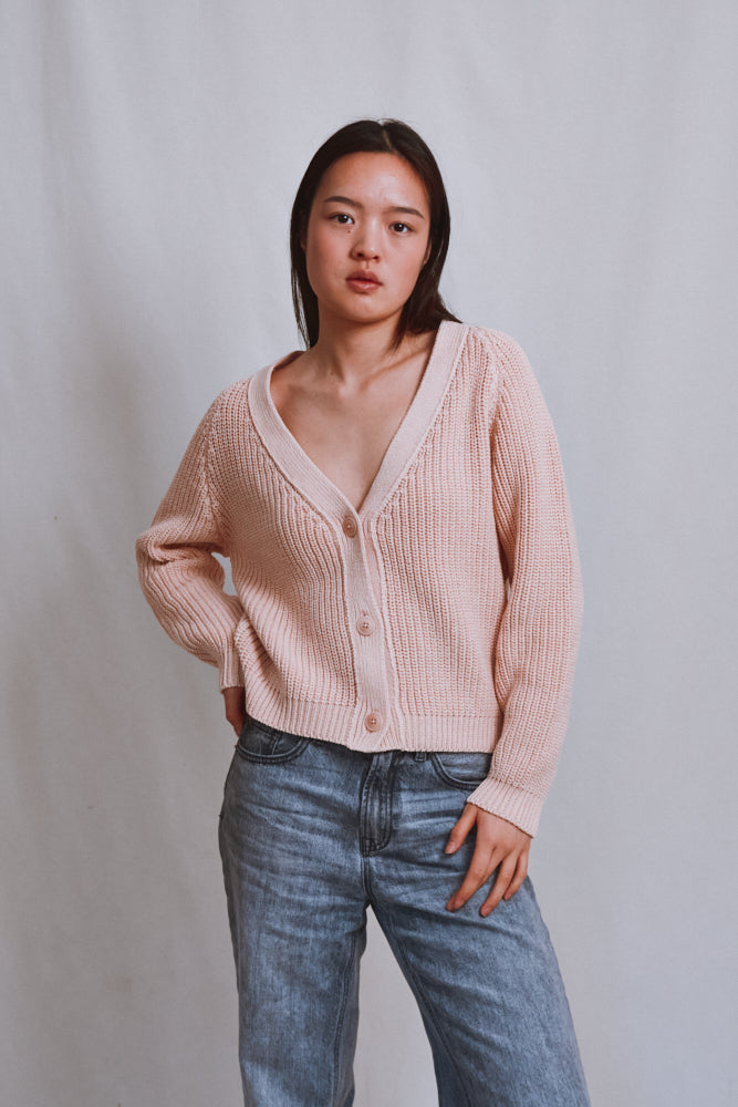 Référence n° 507 - Cardigan ANNA à col en V en coton biologique - Rose poudré