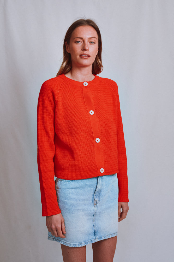 Référence n° 509 - Cardigan court VALÉRIE en coton biologique - Rouge