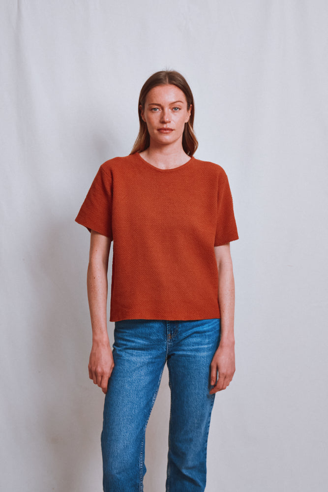 Item #515 - LÉA Short-Sleeve Tee in Organic Cotton - Earth Red