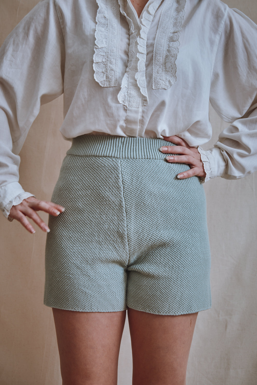 Item #332 - JANE Slim-Fit Shorts in Organic Cotton - Sage green