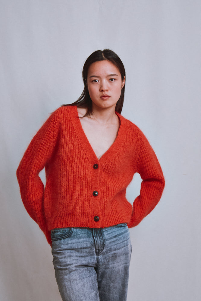Référence n° 659 - Cardigan ANNA à col en V en laine mérinos et mohair - Corail