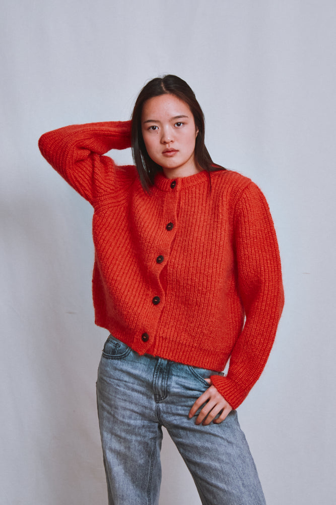 Référence n° 661 - Cardigan à col rond CHARLOTTE en laine mérinos et mohair - Corail