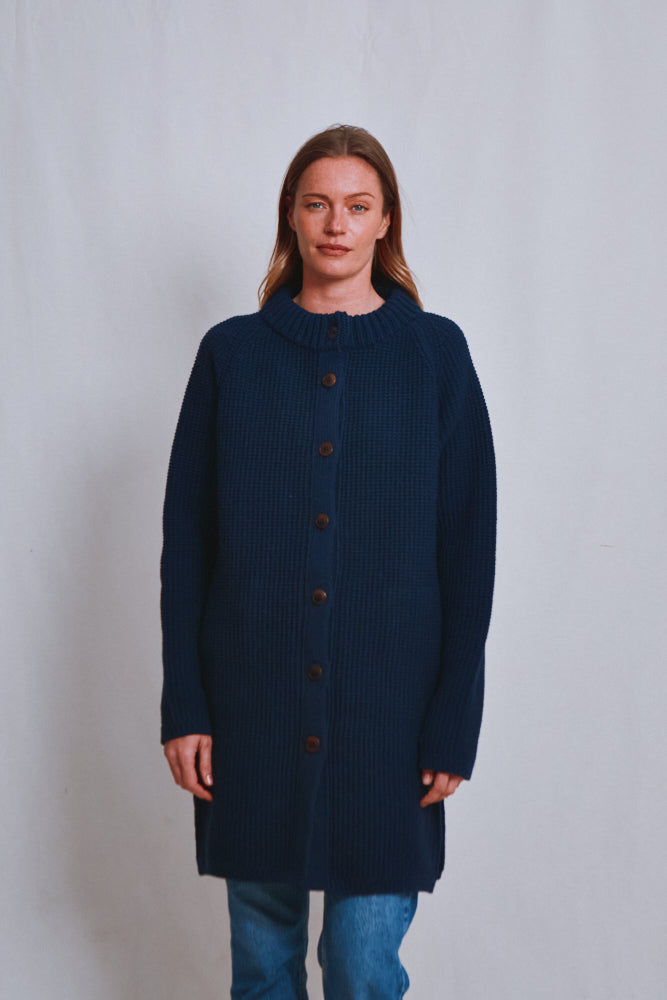 Référence n° 616 - Veste longue en tricot AGATHE en laine mérinos - Bleu marine
