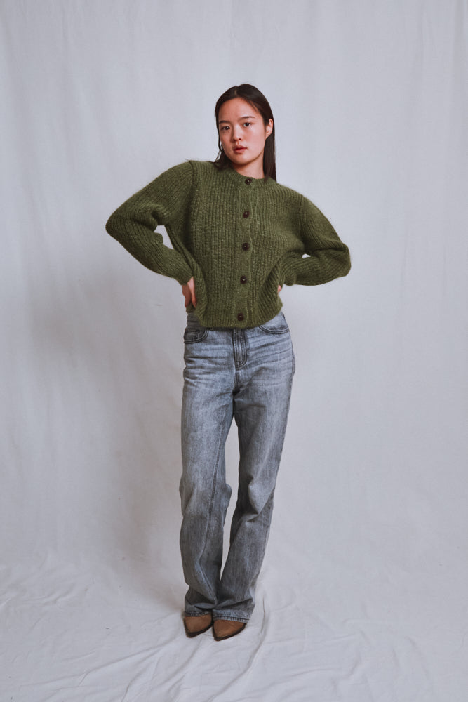 Référence n° 663 - Cardigan à col rond CHARLOTTE en laine mérinos et mohair - Vert olive