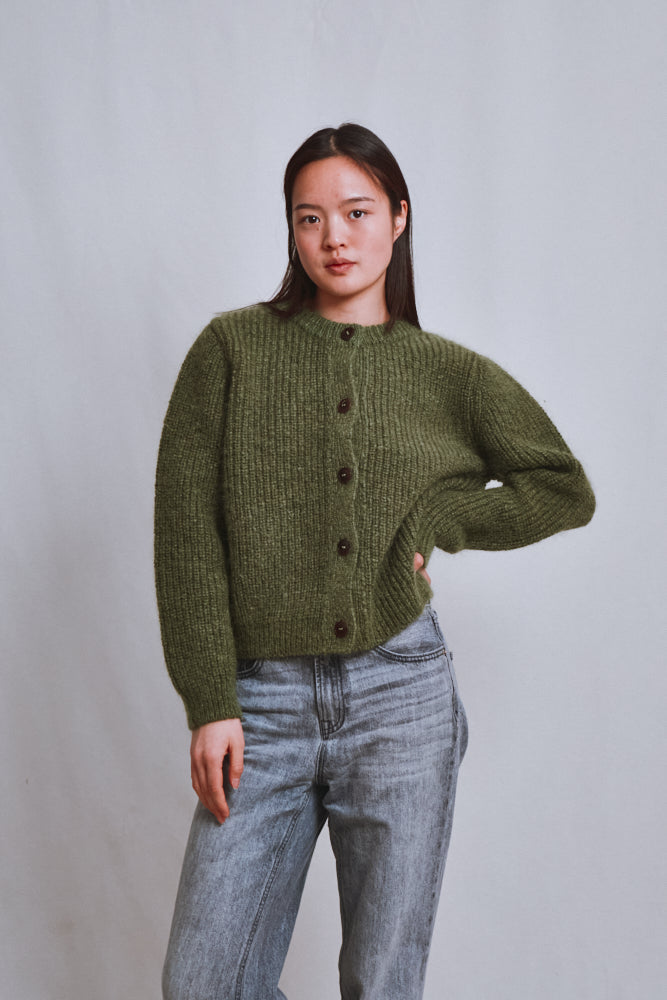 Référence n° 663 - Cardigan à col rond CHARLOTTE en laine mérinos et mohair - Vert olive