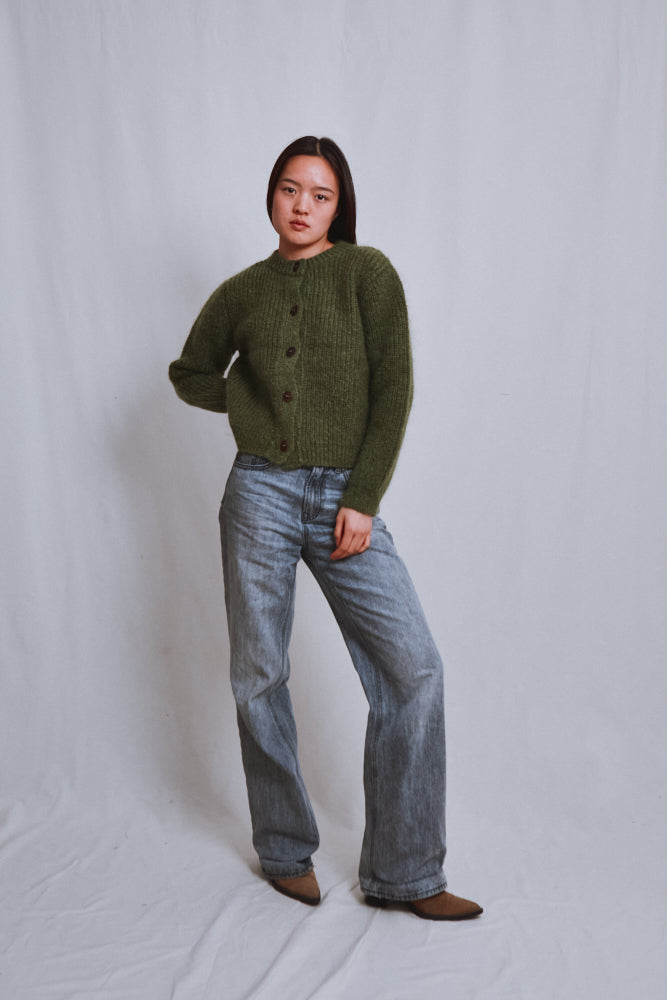 Référence n° 664 - Cardigan à col rond CHARLOTTE en laine mérinos et mohair - Vert olive
