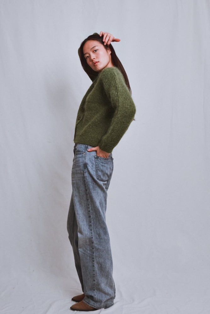 Référence n° 664 - Cardigan à col rond CHARLOTTE en laine mérinos et mohair - Vert olive