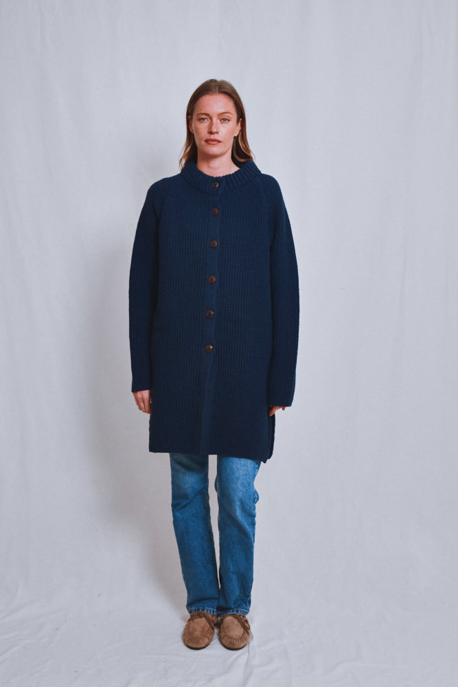Référence n° 632 - Veste longue en maille AGATHE en laine mérinos - Bleu marine