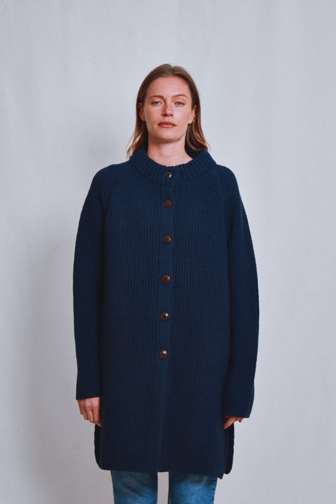 Référence n° 632 - Veste longue en maille AGATHE en laine mérinos - Bleu marine