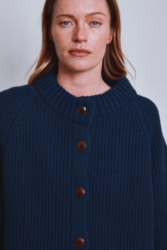 Référence n° 632 - Veste longue en maille AGATHE en laine mérinos - Bleu marine