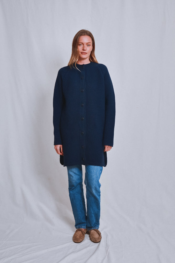 Référence n° 633 - Veste longue en maille AGATHE en laine mérinos - Bleu marine
