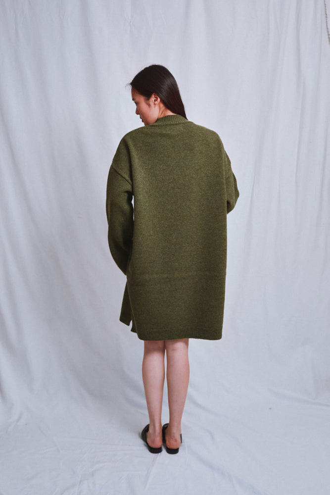 Référence n° 576 - Robe-pull PERRINE en laine mérinos - Vert olive