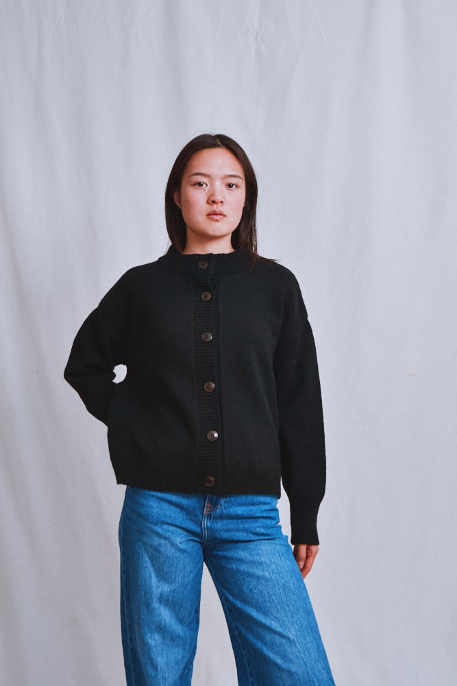 Référence n° 613 - Cardigan à col cheminée SANDRA en laine mérinos - Noir