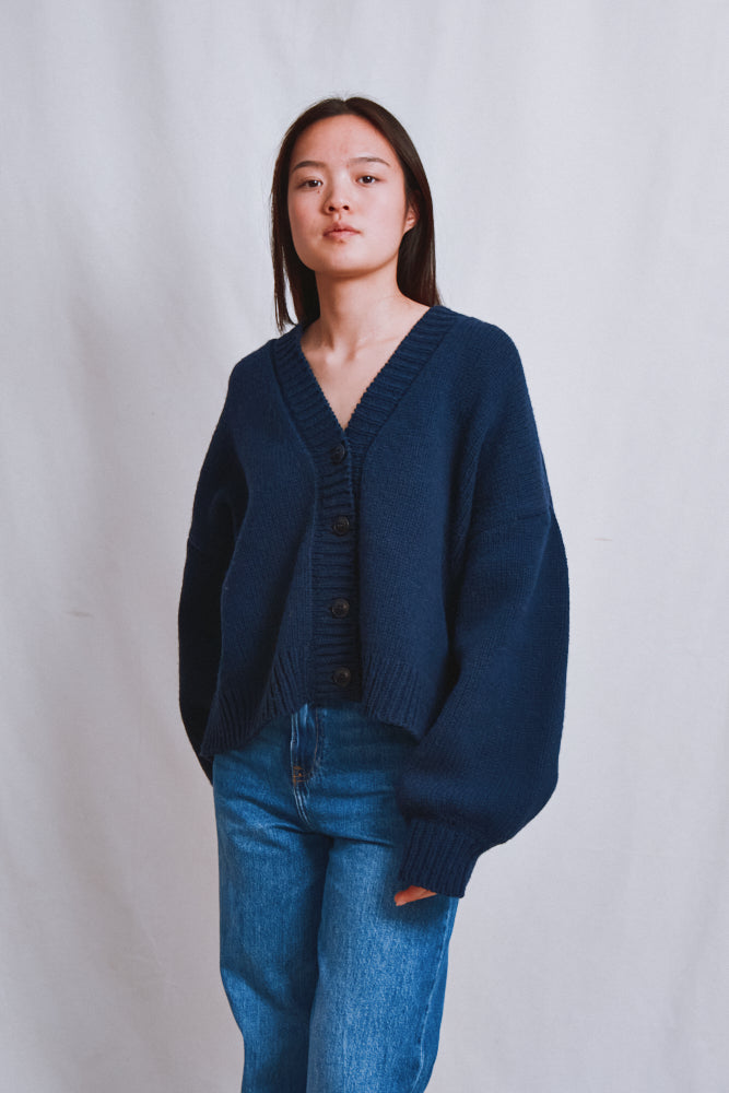 Référence n° 678 - Cardigan LUNA à manches chauve-souris en laine mérinos - Bleu marine