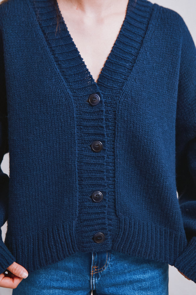 Référence n° 678 - Cardigan LUNA à manches chauve-souris en laine mérinos - Bleu marine