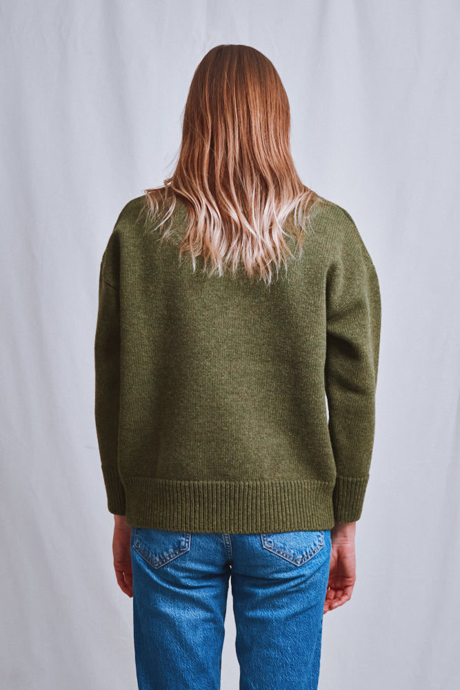 Référence n° 471 - Pull à col roulé THERESE en laine mérinos - Vert olive