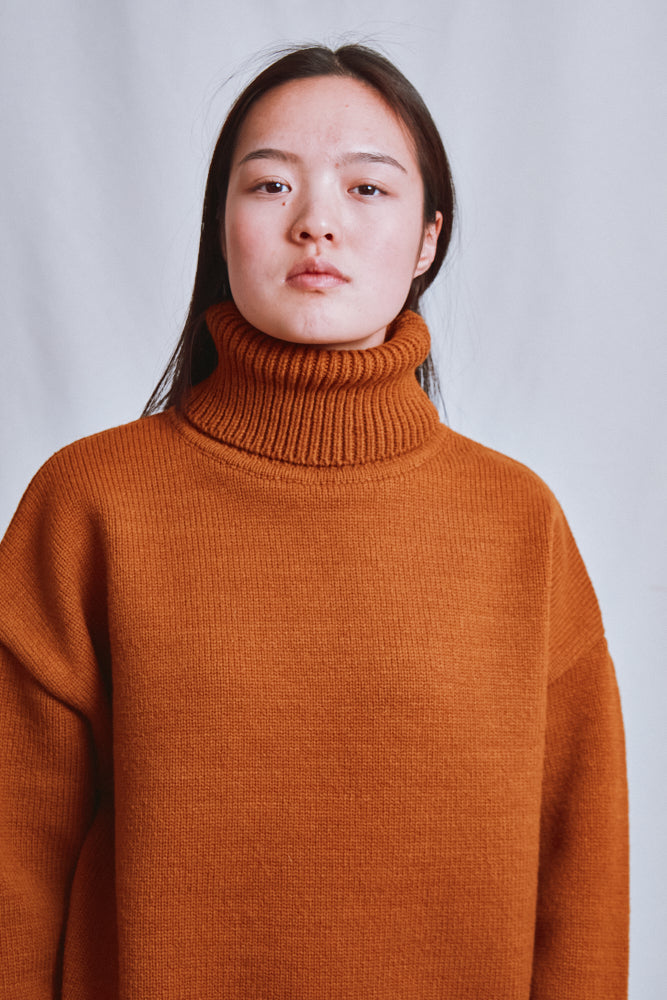 Référence n° 470 - Pull à col roulé THERESE en laine mérinos - Ambre