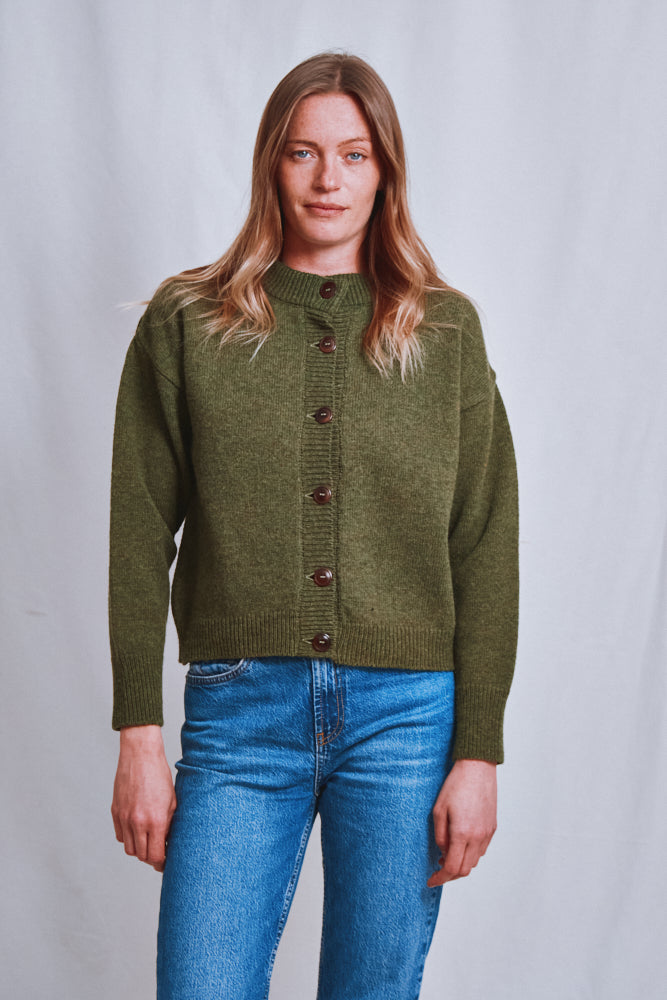 Référence n° 615 - Cardigan à col cheminée SANDRA en laine mérinos - Vert olive