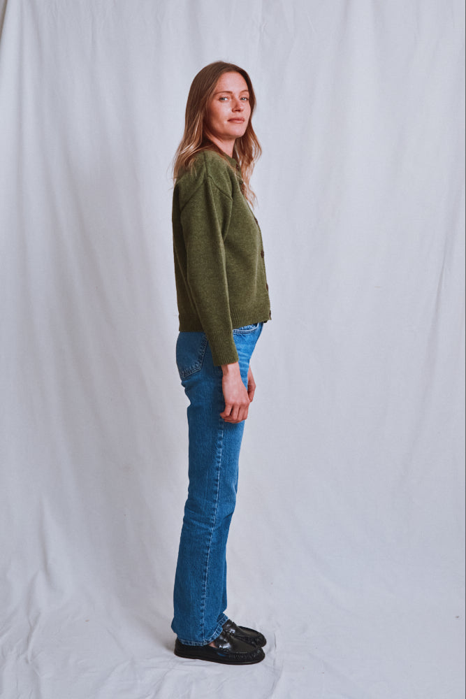 Référence n° 615 - Cardigan à col cheminée SANDRA en laine mérinos - Vert olive