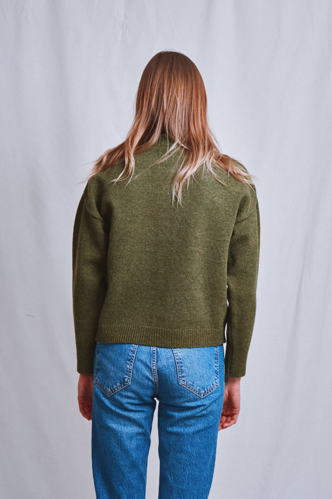 Référence n° 615 - Cardigan à col cheminée SANDRA en laine mérinos - Vert olive