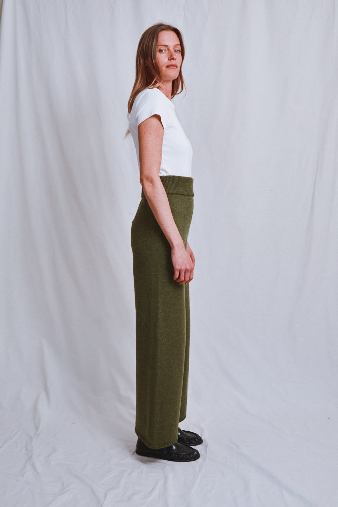 Référence n° 564 - Pantalon en maille HELENE en laine mérinos - Vert olive