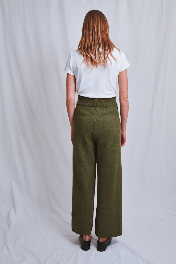 Référence n° 564 - Pantalon en maille HELENE en laine mérinos - Vert olive