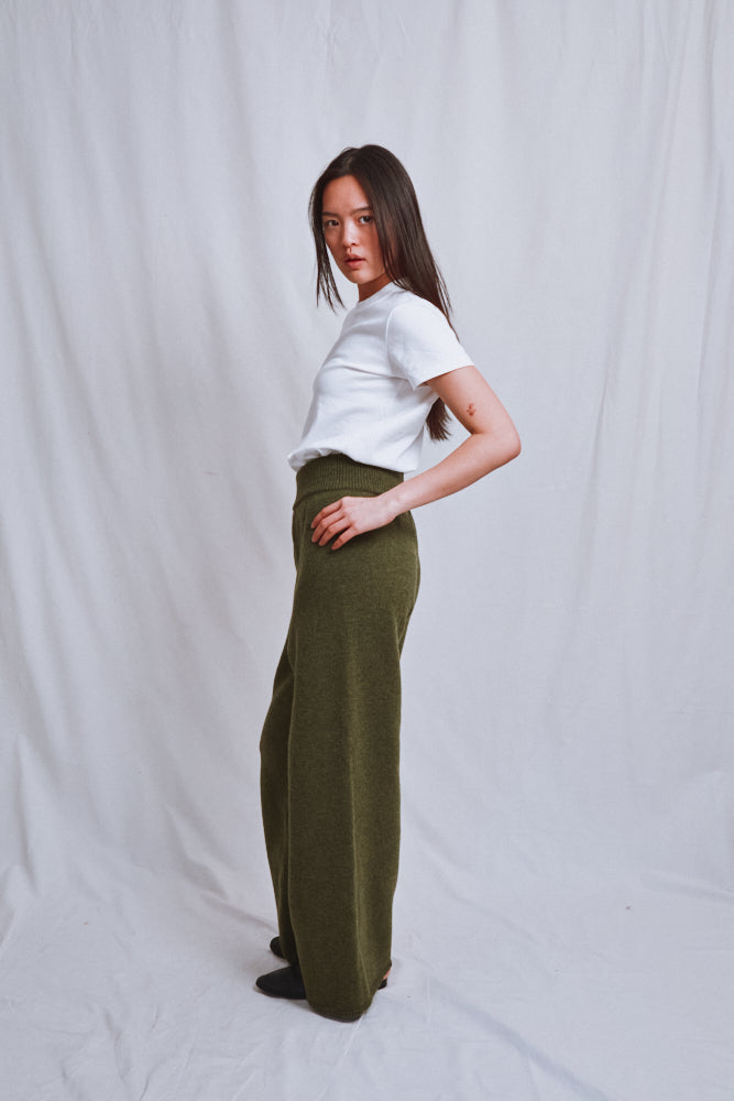 Référence n° 551 - Pantalon en maille HELENE en laine mérinos - Vert olive