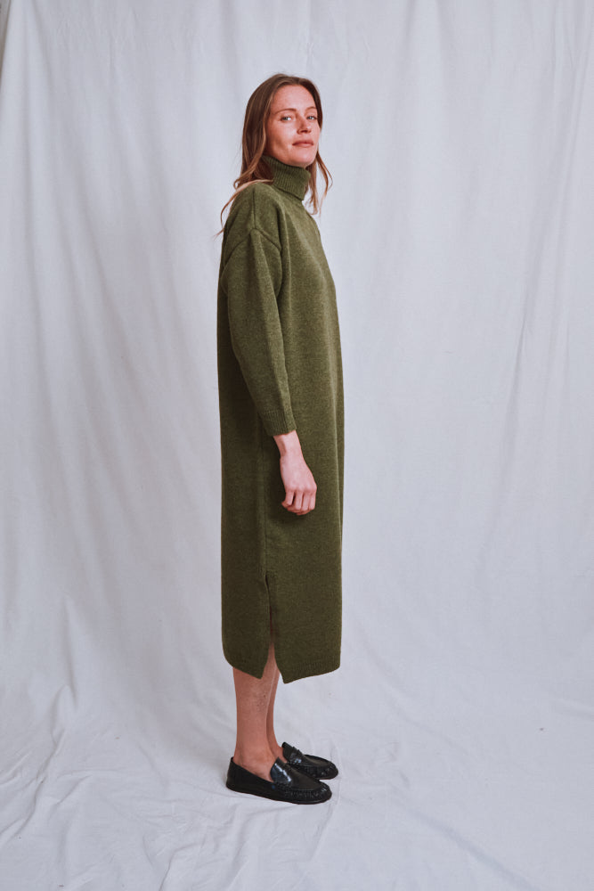 Référence n° 586 - Robe en maille FREYA en laine mérinos - Vert olive
