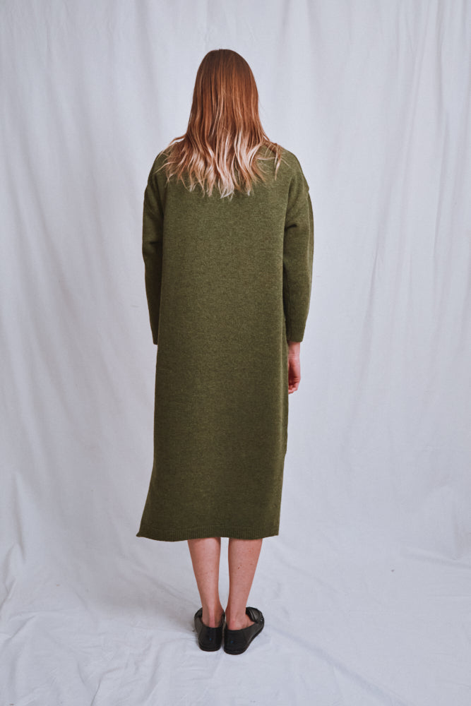 Référence n° 586 - Robe en maille FREYA en laine mérinos - Vert olive