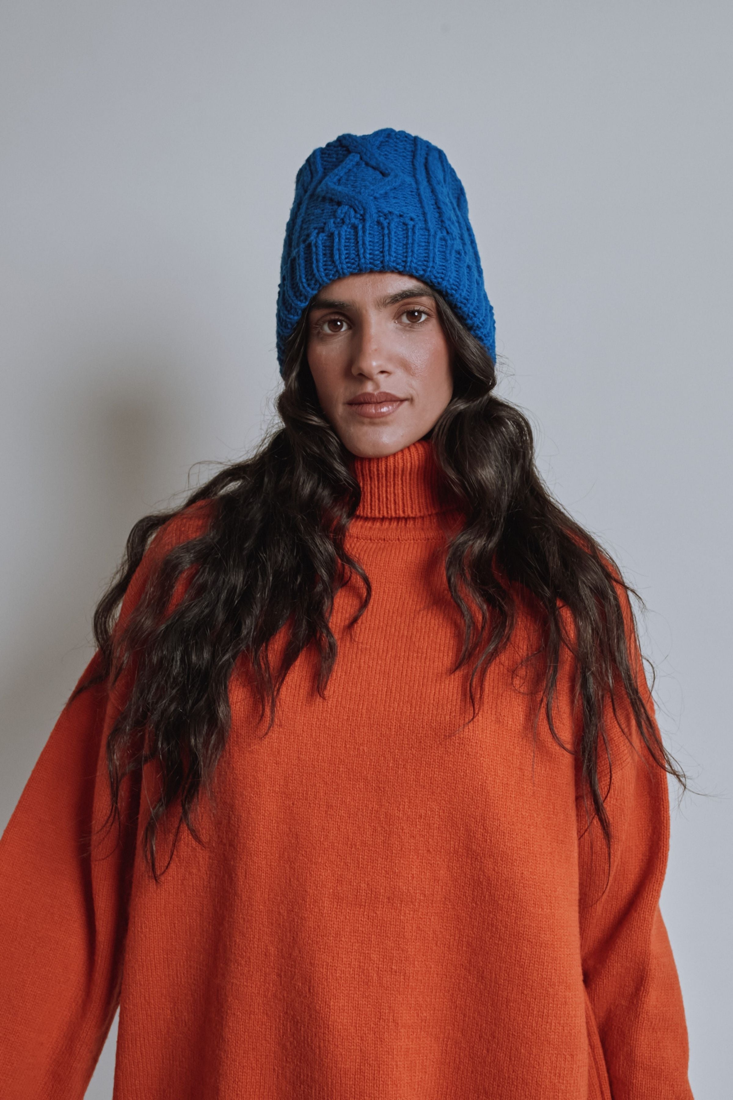 Bonnet unisexe CAPUCINE en laine mérinos, à mailles torsadées - Bleu cobalt