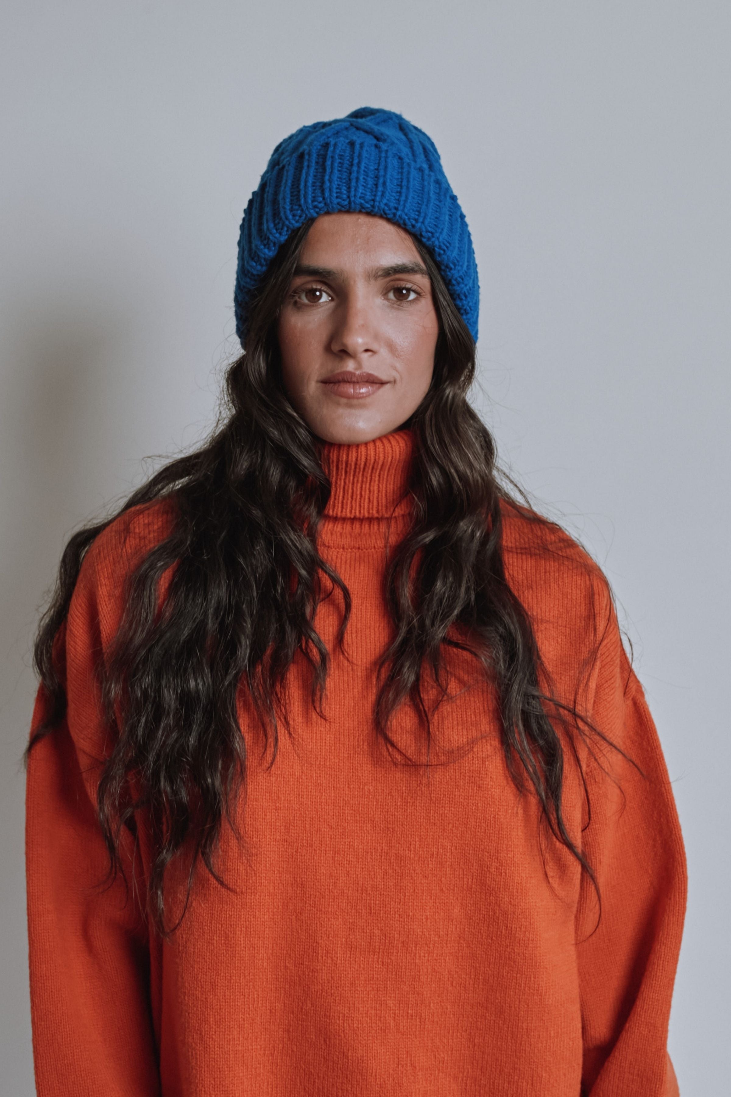 Bonnet unisexe CAPUCINE en laine mérinos, à mailles torsadées - Bleu cobalt