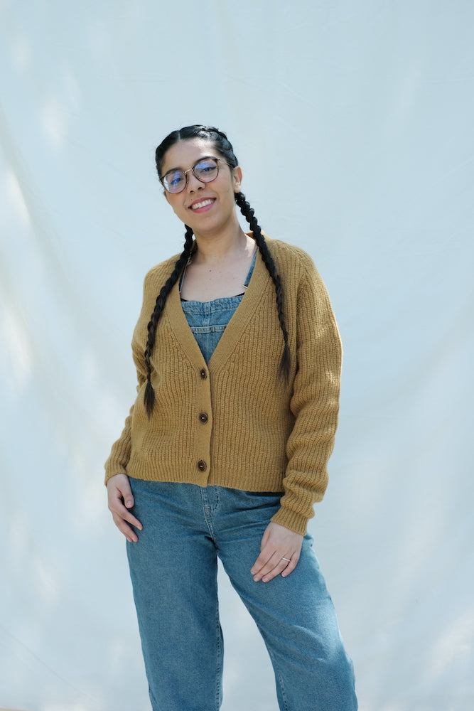 Article #146 - ANNA Cardigan à col en V en laine mérinos - moutarde