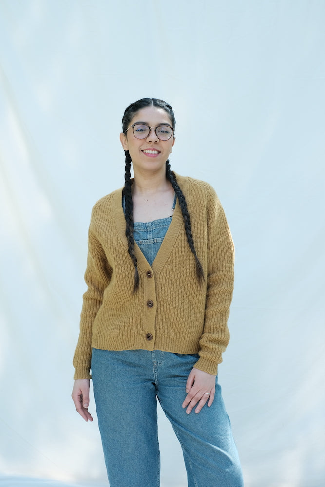 Article #146 - ANNA Cardigan à col en V en laine mérinos - moutarde