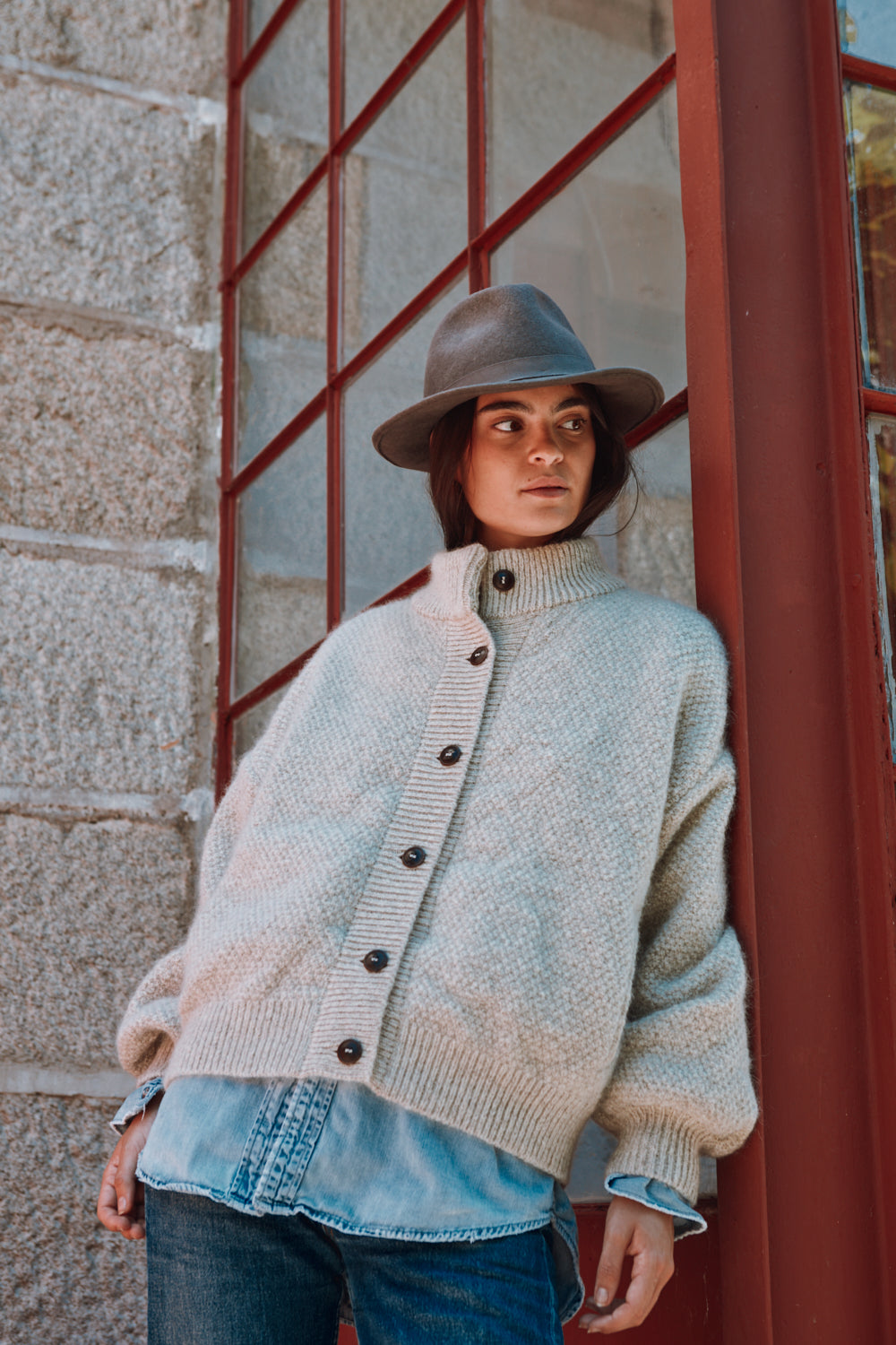 GEORGE Veste cardigan à col montant en laine mérinos-mohair - Beige. 100% maille durable - L'envers