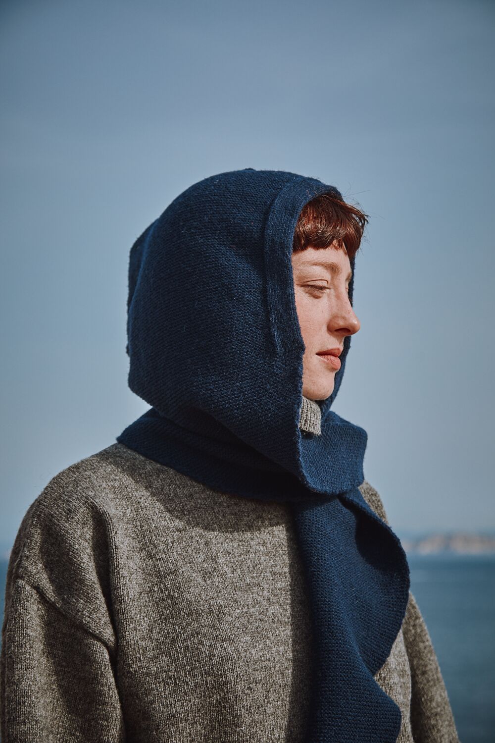 ROMANE 2-in-1 Scarf-Hat in Merino Wool - Navy - 100% cruelty- free and sustainable knitwear - L'envers
