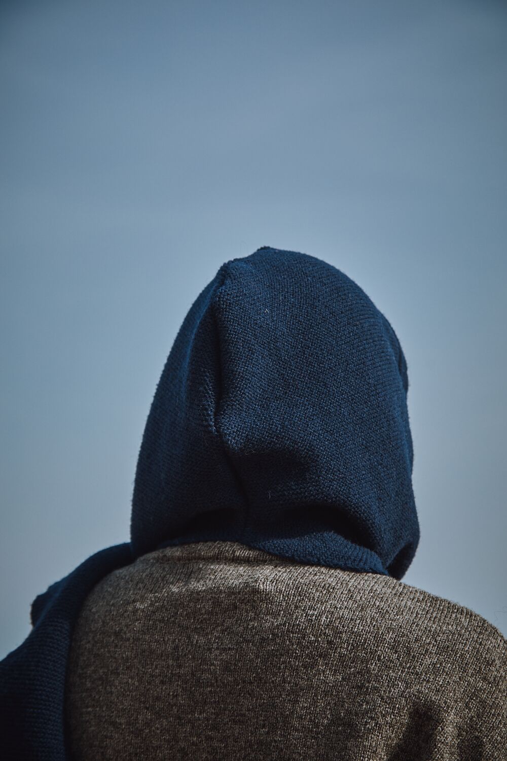 ROMANE 2-in-1 Scarf-Hat in Merino Wool - Navy - 100% cruelty- free and sustainable knitwear - L'envers