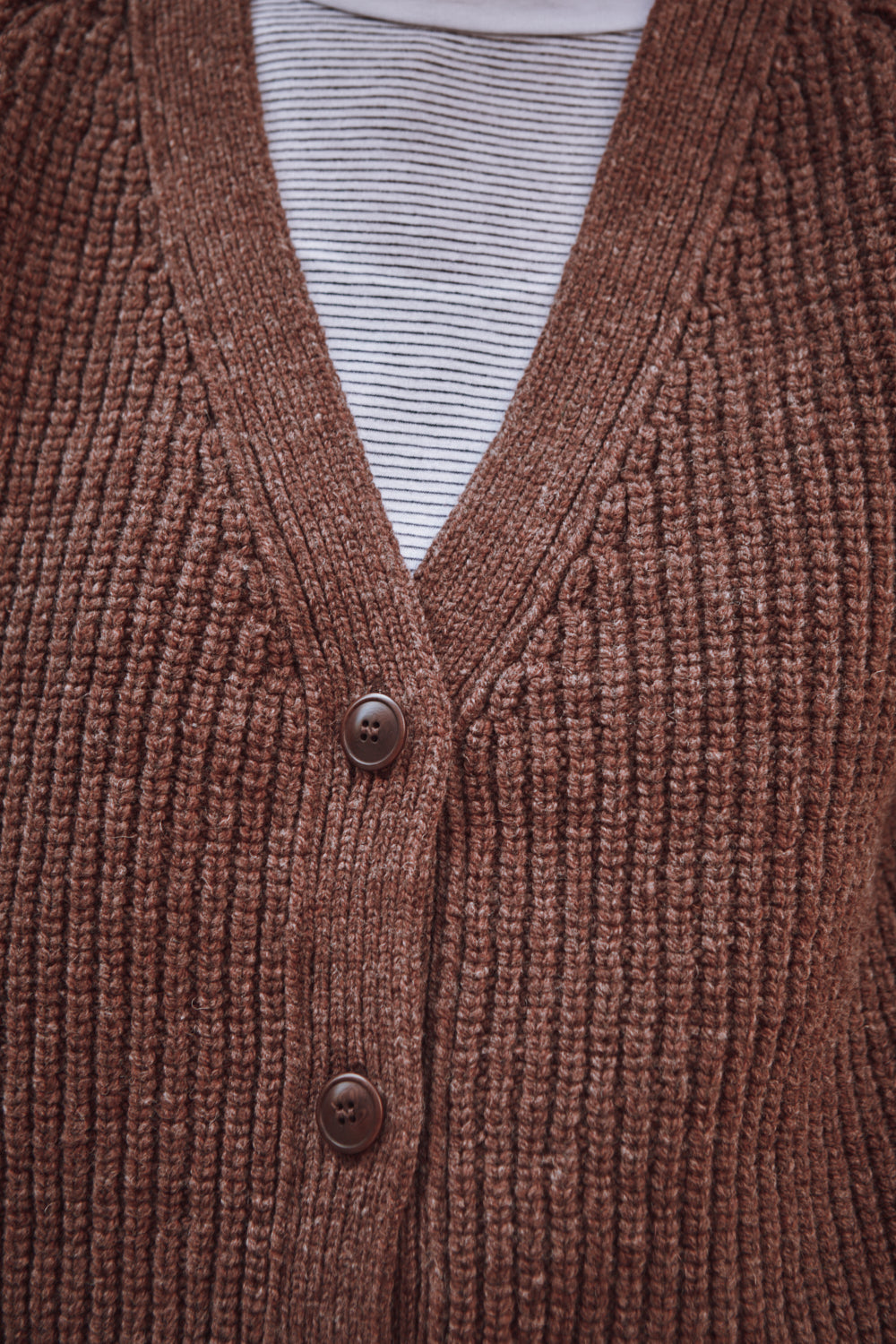 Cardigan ANNA à col V en laine mérinos - Chocolat