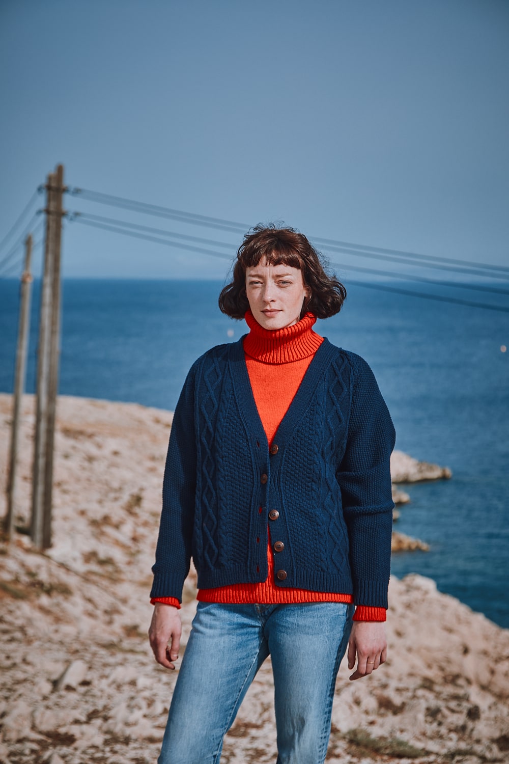 ANNIE Gilet à col V en laine mérinos - Bleu marine - 100% laine mérinos sans cruauté - tricot durable - Cardigan en laine mérinos espagnole - L'Envers