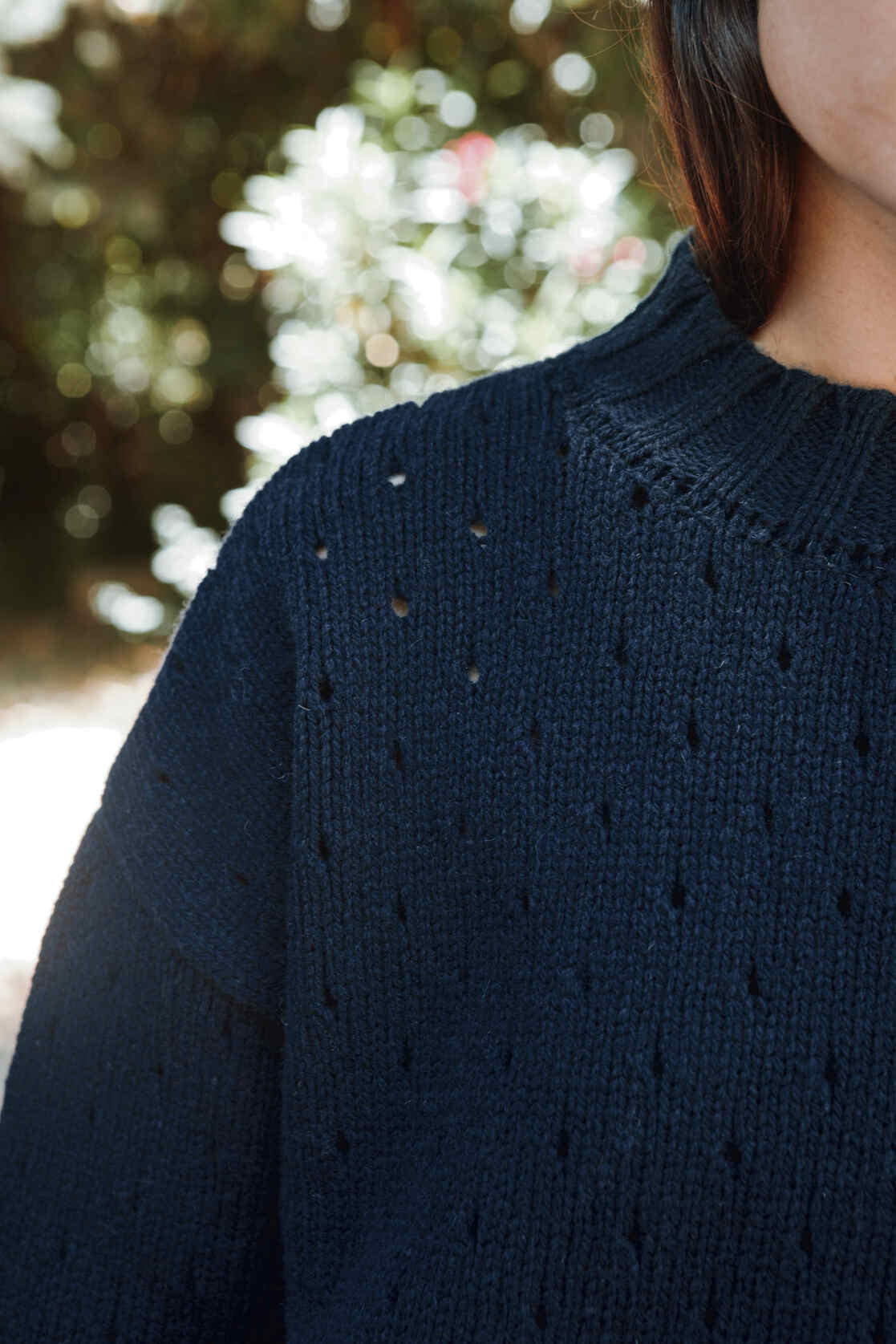 Pull FAUSTINE en laine mérinos à mailles ouvertes - Bleu marine L'ENVERS