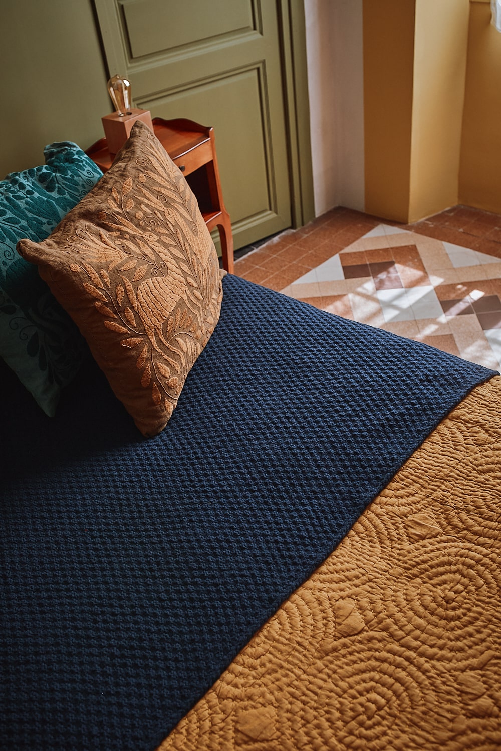 ISABELLE Couverture de canapé en laine mérinos - Bleu marine - tricot durable - L'envers