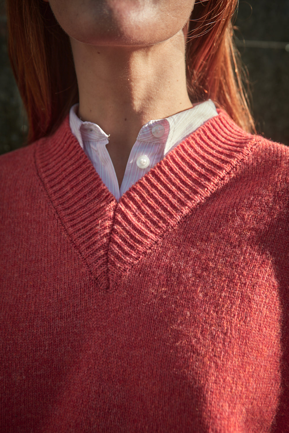Pull LEONTINE à col V en laine mérinos - Coral