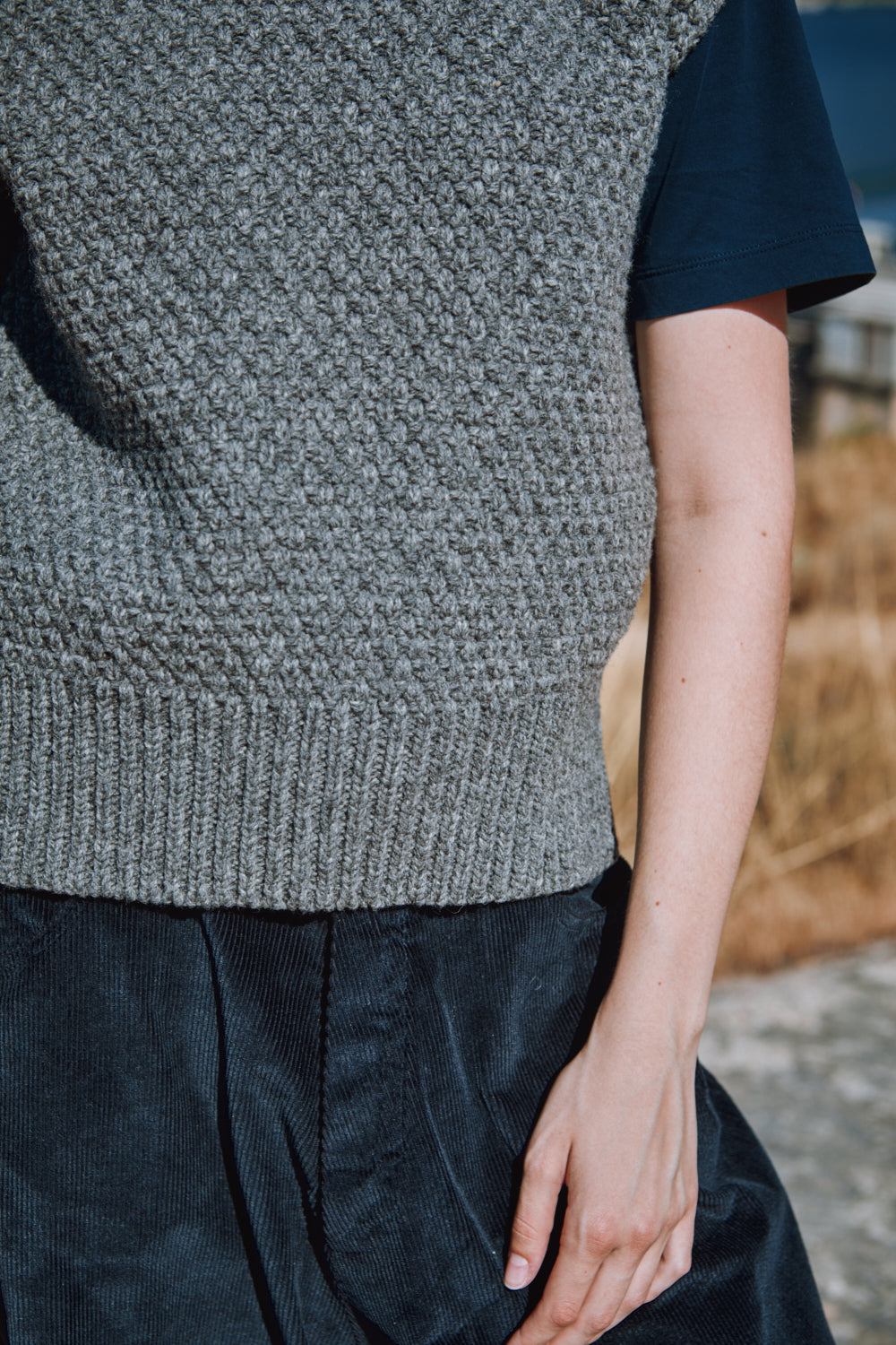 MAIA Pull sans manche en laine mérinos - Ash Grey, 100% cruelty-free and sustainable knitwear - L'envers