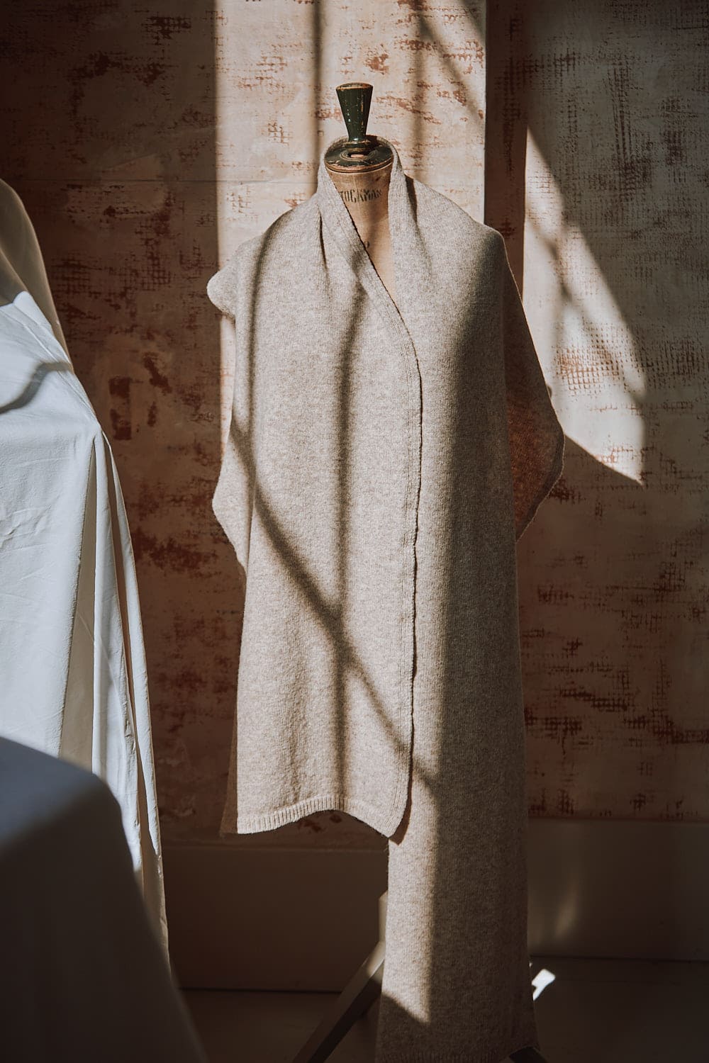 SOLANGE Mega Écharpe en laine mérinos - Beige - 100% cruelty- free and sustainable knitwear - L'envers