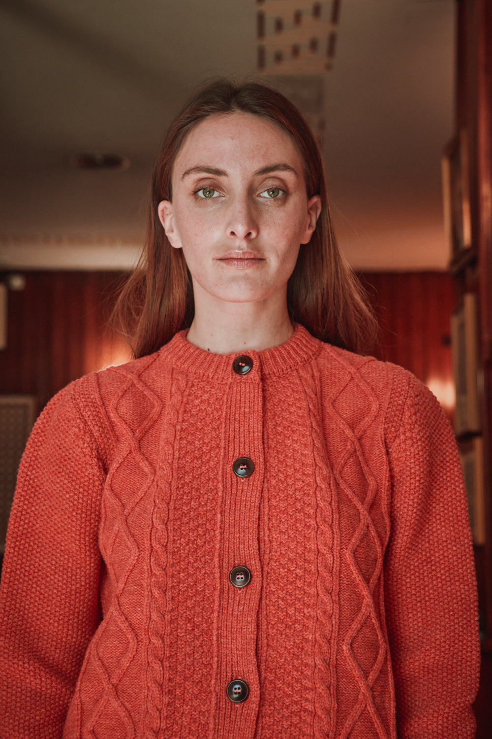 Femme portant un gilet en tricot corail à l'intérieur