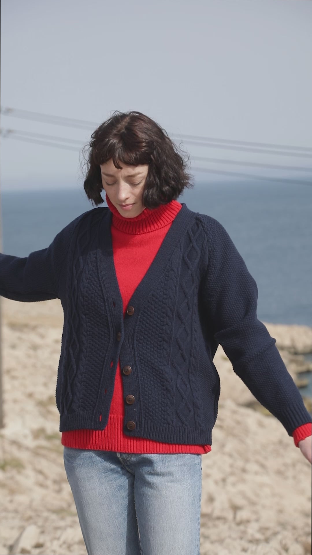 ANNIE Gilet à col V en laine mérinos - Bleu marine - 100% laine mérinos sans cruauté - tricot durable - Cardigan en laine mérinos espagnole - L'Envers