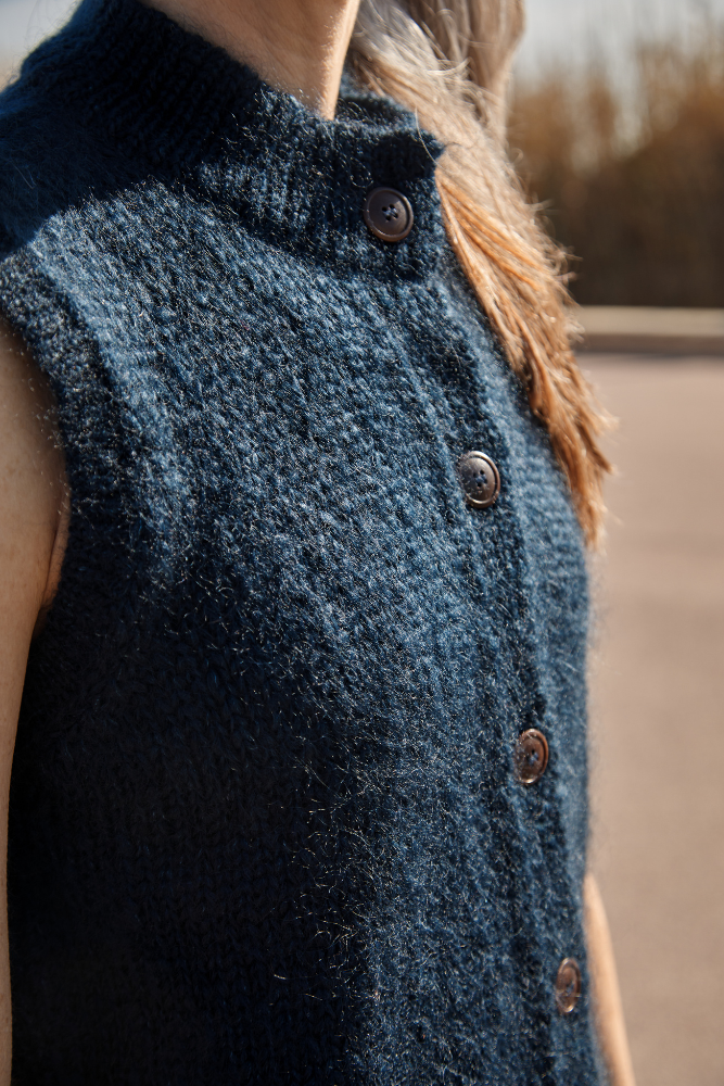 FRIDA Cardigan sans manches - 100% laine sans cruauté en bleu nuit - Cardigan en laine mohair et soie - L'Envers