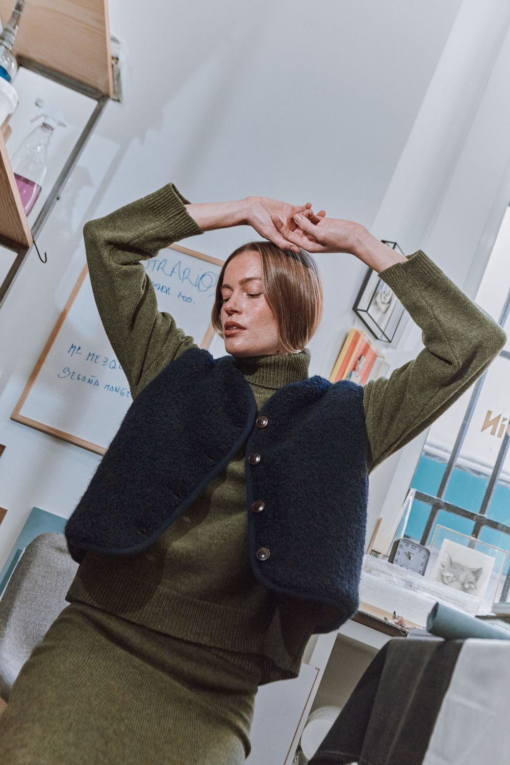 How to Wear a Sleeveless Vest, 3 Ways to Style It