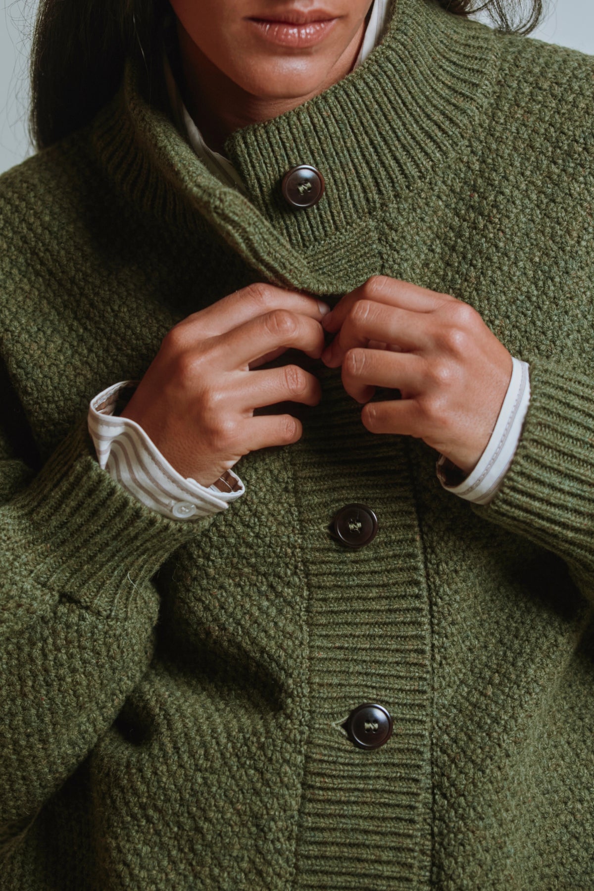 Veste à col montant GEORGE en laine « la laine de mérinos » – vert olive