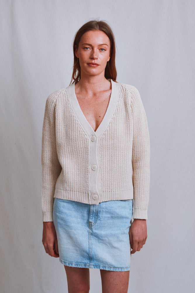 Référence n° 506 - Cardigan ANNA à col en V en coton biologique - écru